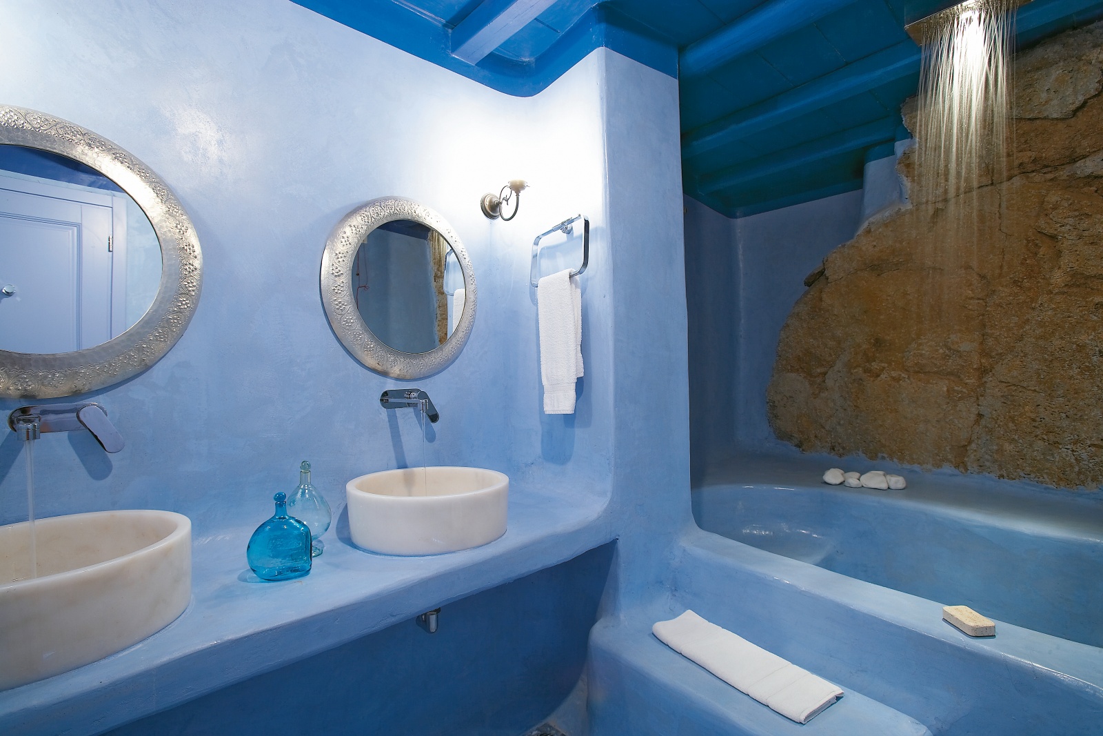 аксессуары для ванной комнаты в греческом стиле